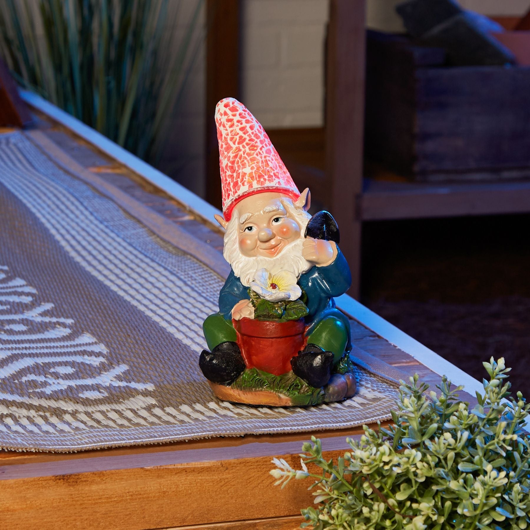 Gardening Gnome Solar Statue - Saunni Bee - Sculptures & Statues