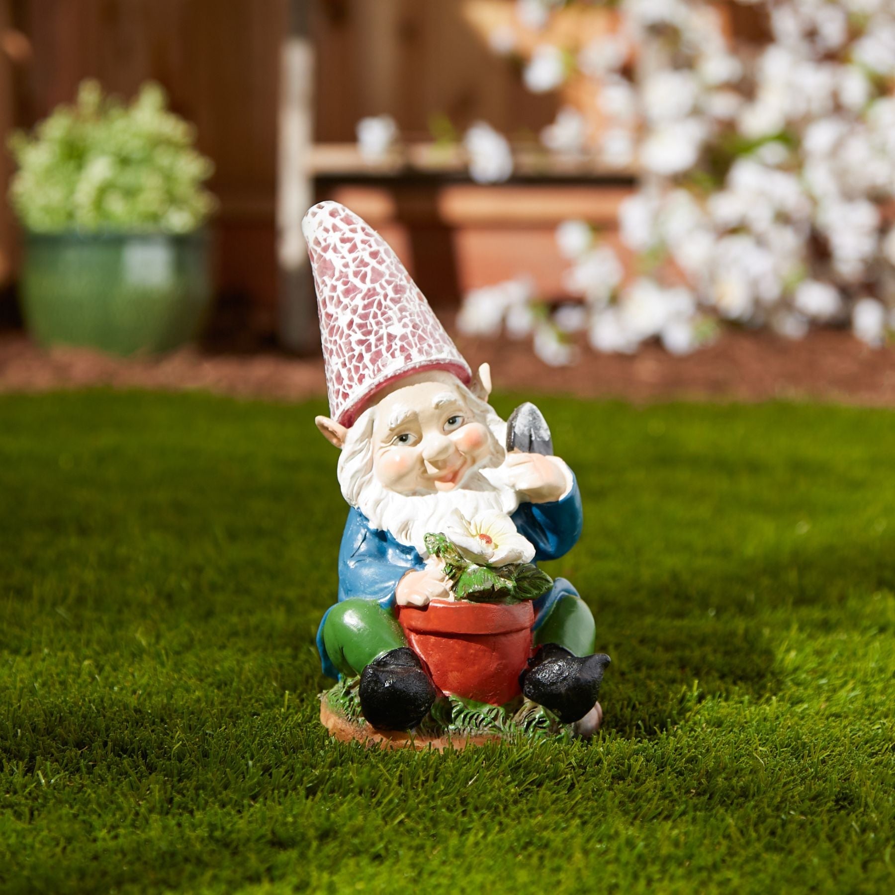 Gardening Gnome Solar Statue - Saunni Bee - Sculptures & Statues